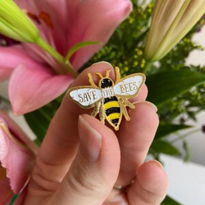 Save the Bees pin badge image 1