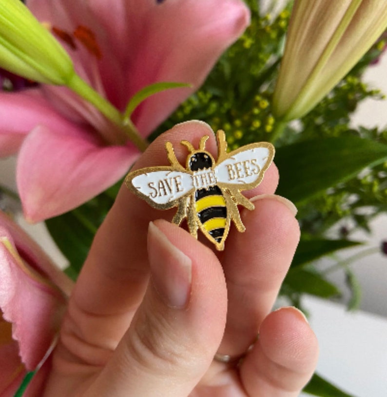 Save the Bees pin badge image 1