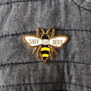 Save the Bees pin badge image 3