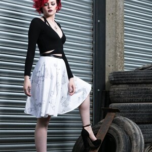 Jupe pleine cerclée originale au design féminin pin up