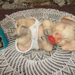 Jenny Chapman: Großes Aufsteller Baby Schwein, Windel, Schnuller. 1996 Figur, Metzgerei-Auslage. Unbekanntes Material.