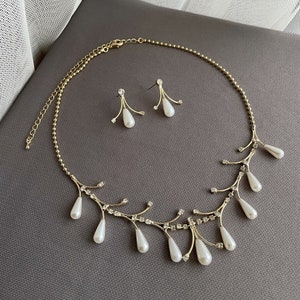 Bridal jewelry set, Pearl necklace, Gold bridal necklace, Wedding necklace, Pearl earrings, Minimalist jewelry set, Anniversary gift for her