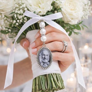 Medallón de ramo de novia personalizable - Joyas conmemorativas para difuntos - Foto o texto - Perla y cinta