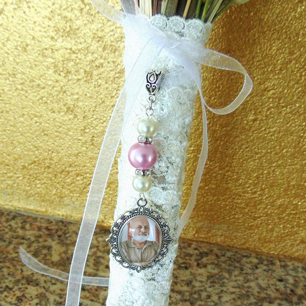 Médaillon pour bouquet mariée, médaillon personnalisé avec photographie, bijou souvenir défunt, bijou hommage, couleur de perle au choix