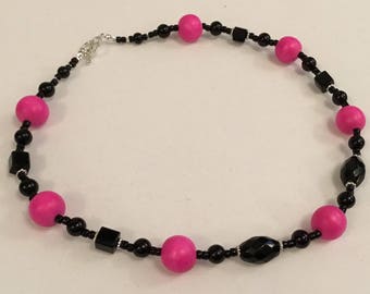 Choker Bright pink and black beaded necklace