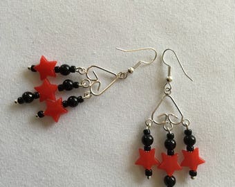 Red star beaded dangly earrings