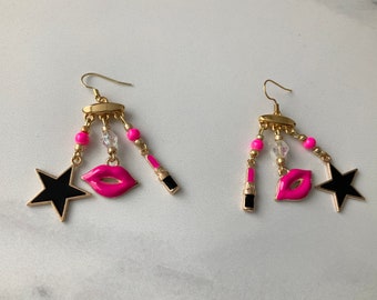 Pretty Star Lips Dangly Earrings