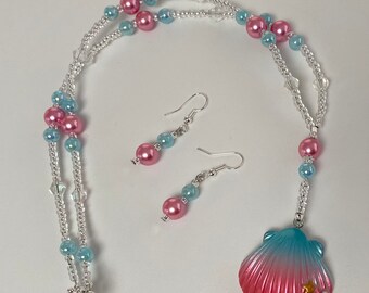 Sea Shell Pendant Necklace and Earrings