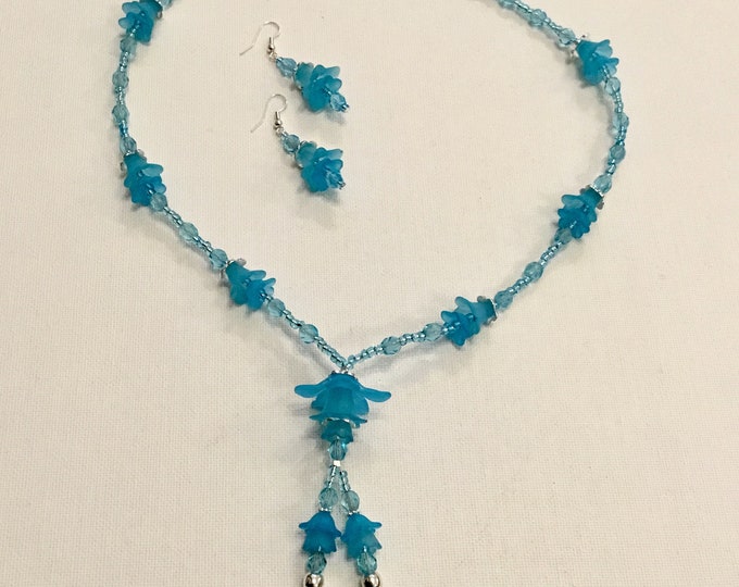 Featured listing image: Turquiose/blue Flower Necklace with Earrings