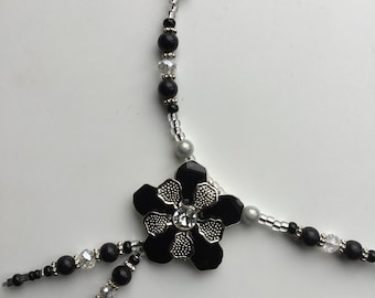 Flower pendant beaded necklace