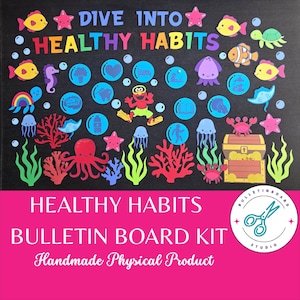 以下が含まれることがあります： 「DIVE INTO HEALTHY HABITS」の文字が入ったカラフルな掲示板キット。様々な海の生き物、泡、サンゴがデザインされています。宝箱、魚、クラゲが含まれています。「BULLETIN BOARD KIT」と「Handmade Physical Product」の文字も表示されています。