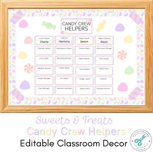 Könnte beinhalten: Gerahmtes Klassenzimmer-Dekorationsboard mit dem Text "Candy Crew Helpers". Das Board hat einen hellen Holzrahmen und einen weißen Hintergrund mit Pastell-Süßigkeiten- und Geleebohnen-Grafiken. Namen sind unter Jobtiteln aufgeführt.