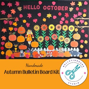 Puede incluir: Un kit de tablero de anuncios de otoño hecho a mano con un fondo negro. El tablero presenta calabazas naranjas, girasoles y hojas de otoño. El texto "HELLO OCTOBER" está en la parte superior. También se incluye una valla blanca y varias criaturas del bosque.