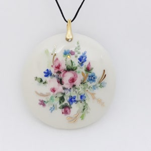 Porseleinen kettingbloemen - Rozen en BleuBloemen op Aardewerk