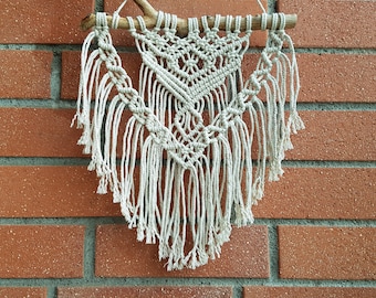 Macrame Muur die Wit hangt; Kleurkeuze mogelijk.