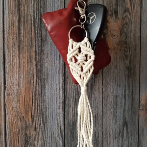 Makramee Schlüsselanhänger Boho, Anhänger mit Quaste, Taschenanhänger Boho, Autozubehör, Mini-Makramee, Boho Autoanhänger, Damen-Accessoires Bild 6