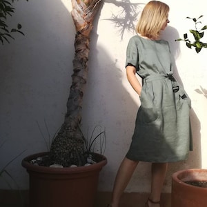 Boat neck, short sleeve dress with belt, medium weight linen / 2 side pockets // DAFFODIL