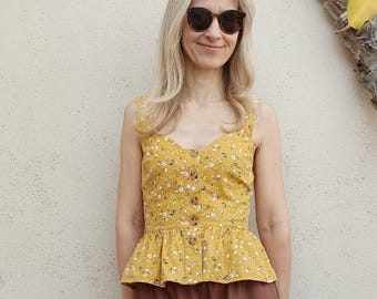 Peplumtop met knopen, katoenen keperstof met bloemen • CHAMOMILE