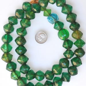 Filo di 63,5 cm di antiche perle di vetro sfaccettate in stile boho - Perle africane vintage da commercio - C-40-117