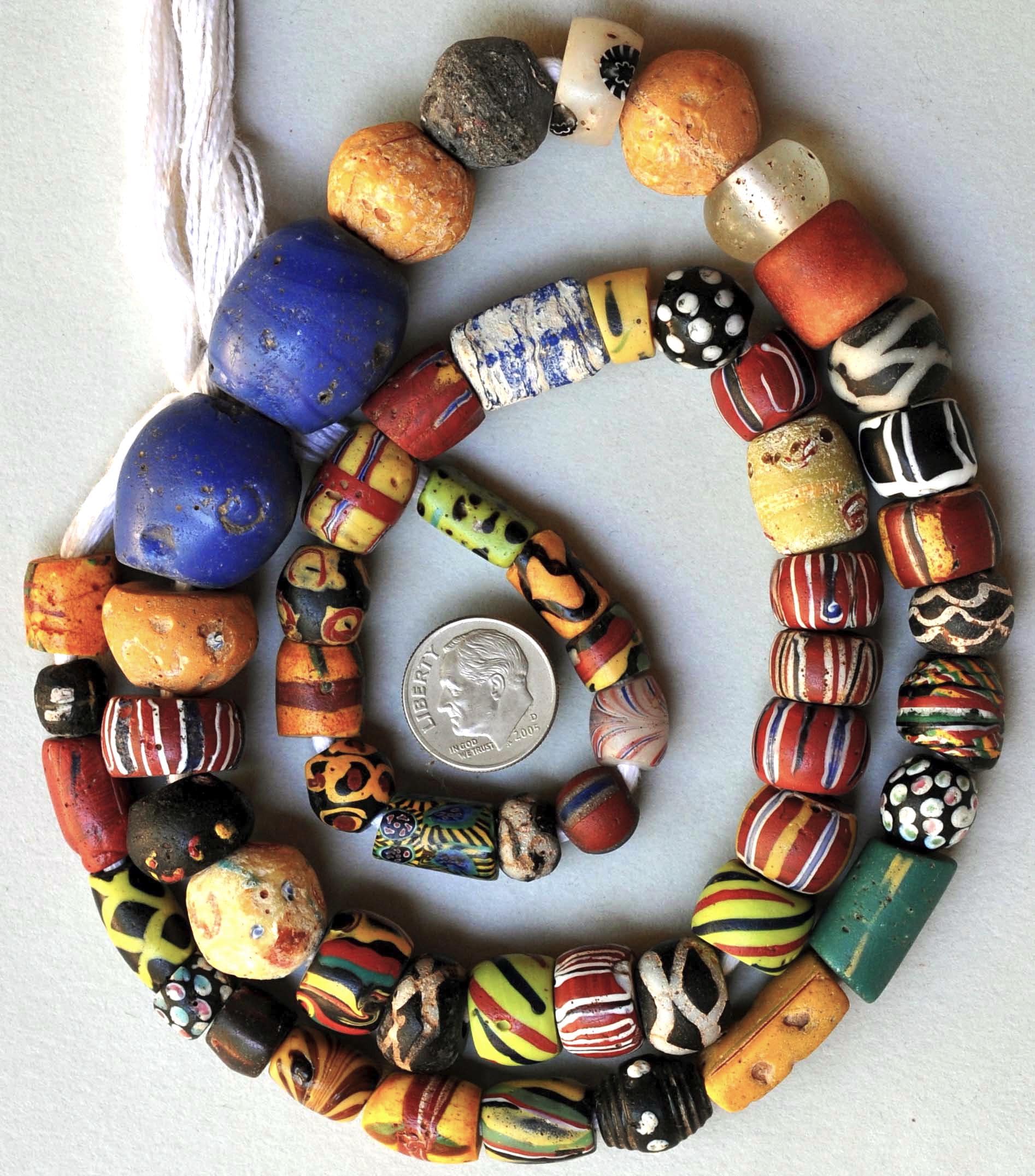 26インチのミックスアンティークベネチアントレードビーズストランド