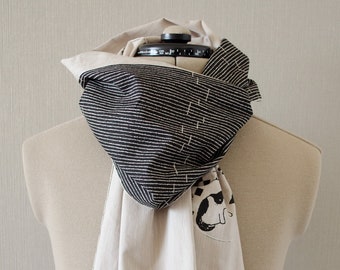 écharpe patchwork traditionnelle japonaise à rayures et chats avec bord ondulé 100 % coton, fond beige, tissu imprimé.