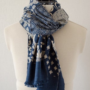 Japanese traditional pattern patchwork scarf dark blue/navy base with gray/light beige pattern, 100 % cotton, wave stitch edge,unisex, 和柄襟巻き zdjęcie 2