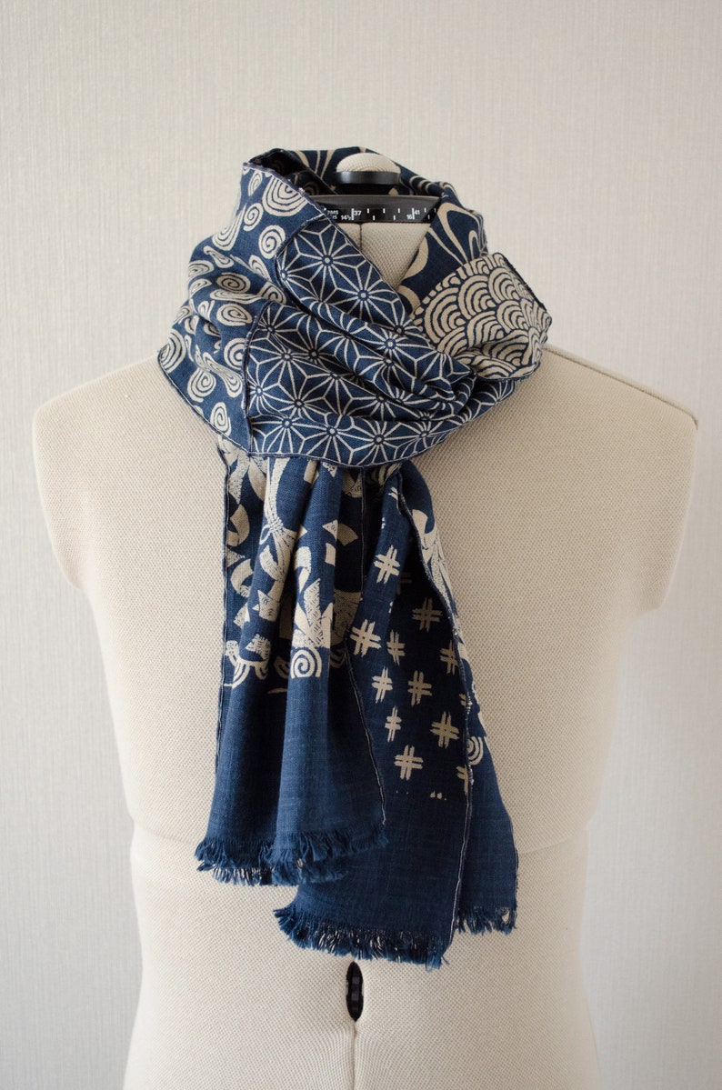 Japanese traditional pattern patchwork scarf dark blue/navy base with gray/light beige pattern, 100 % cotton, wave stitch edge,unisex, 和柄襟巻き zdjęcie 2