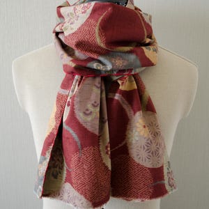 Puede incluir: Una taza de cerámica blanca con un asa negra y el texto "But First, Coffee" en negro, en negrita. La taza está sobre una superficie blanca.