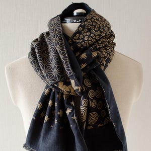 A scarf made from Japanese-patterned cotton and thin fleece, wave stitch edge. Black