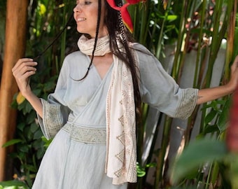 Kürzerer Kimono Wrap Salbei Grün Braun Wickelkleid Blokada dłoni Bedruckt Boho