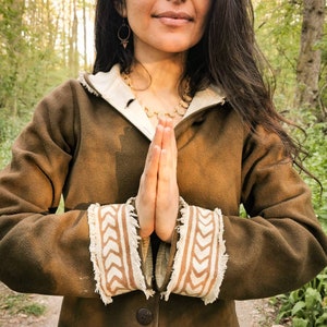 Wollmantel mit Rohseide Bordüren im Tribal Muster Blockprint Jacke BioBaumwolle Natur Nachhaltig Ethno Pagan Hochzeit Bild 5