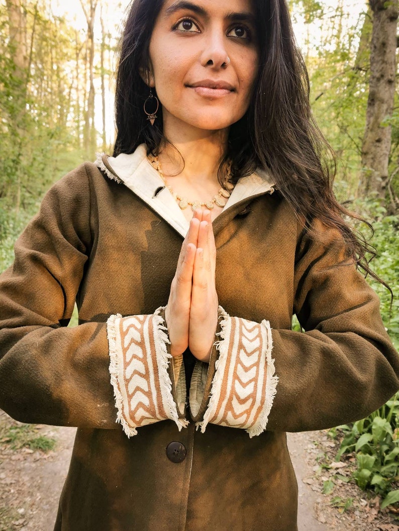 Wollmantel mit Rohseide Bordüren im Tribal Muster Blockprint Jacke BioBaumwolle Natur Nachhaltig Ethno Pagan Hochzeit Bild 5