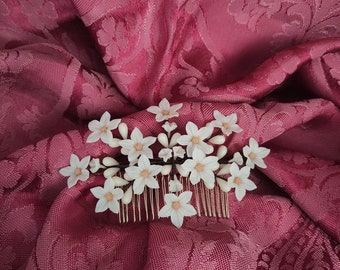 Peineta de novia inspirada en las antiguas coronas de cera, peinecillo de flores y pistilos blancos, tocado de porcelana fría