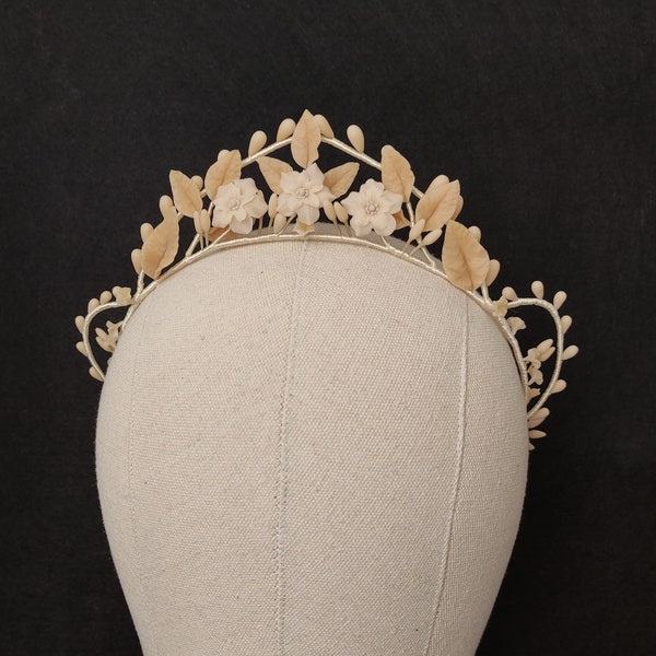 Couronne d'inspiration vintage, recrée un ancien diadème de cire de mariée, réalisée en porcelaine froide