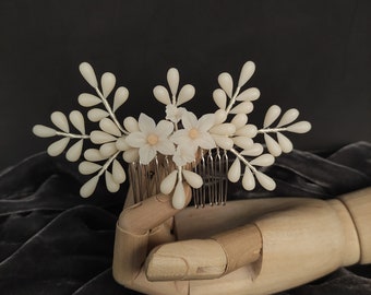 Peineta de novia inspirada en las antiguas coronas de cera, peinecillo de pistilos, tocado de porcelana fría