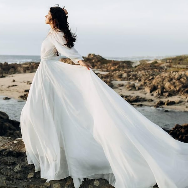 Dawn | Szyfonowa suknia ślubna w stylu boho z wysokim dekoltem i długimi, prześwitującymi rękawami, zwiewna sylwetka z trenem, szyta na miarę suknia na plażowy ślub