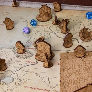 Puede incluir: Un juego de rol de mesa que incluye un mapa de papel impreso con etiquetas geográficas, numerosas fichas de personajes de madera cortadas con láser y varios dados poliédricos de colores azul y morado esparcidos por la superficie.