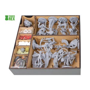 Könnte beinhalten: Eine Brettspiel-Organizer-Box aus Holz mit grauen Kunststoffminiaturen, roten und weißen runden Spielsteinen, zwei Würfeln und runden Pappplättchen. Der Organizer verfügt über interne Trennwände und das grüne Tower Rex Logo.