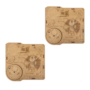 Puede incluir: Dos piezas de juego de madera rectangulares, de color marrón claro. Cada pieza presenta un dial circular, un diseño similar a un mapa y código binario. Las piezas tienen una apariencia detallada, grabada, lo que sugiere un diseño complejo.