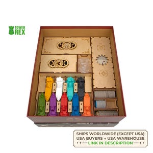 Könnte beinhalten: Ein Holz-Brettspiel-Organizer mit Fächern und bunten Schiffsspielsteinen. Der Organizer befindet sich in einer roten Box. Die Spielsteine sind gelb, weiß, türkis, schwarz, rot, lila, blau und orange. Der Text "TOWER REX" befindet sich oben links.