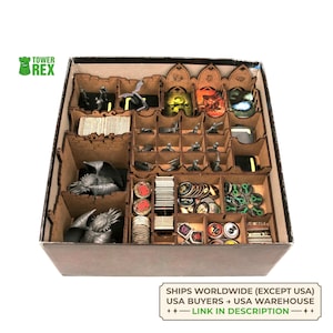 Può includere: Un organizer di giochi in legno con più scomparti pieni di pezzi di gioco, miniature e carte. L'organizer include varie figure, gettoni e dadi. Il testo "TOWER REX" è visibile nell'angolo in alto a sinistra. Il testo "SHIPS WORLDWIDE (EXCEPT USA) USA BUYERS → USA WAREHOUSE ++-LINK IN DESCRIPTION-++" è visibile in basso.