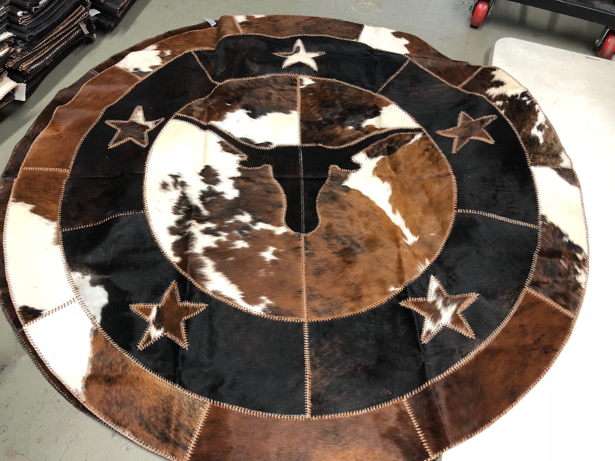 72 Inch Round Cowhide Rug with Longhorn/Star HandmadePatchwork and