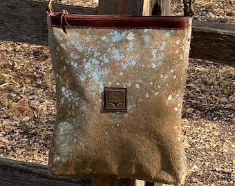 Metallic Gold Cowhide Crossbody Purse: Adjustable Shoulder Bag