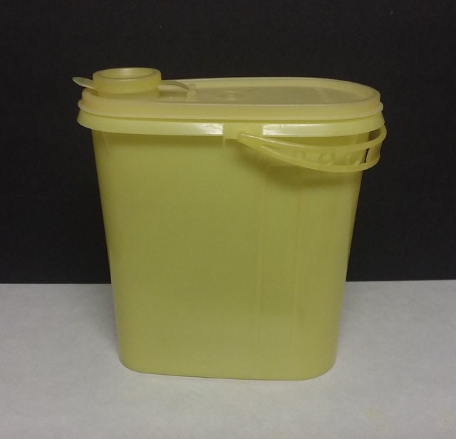 Vintage Tupperware 587 2 Qt Beverage Buddy Yellow Pitcher Handle Free USA  Shipping - Yahoo Shopping