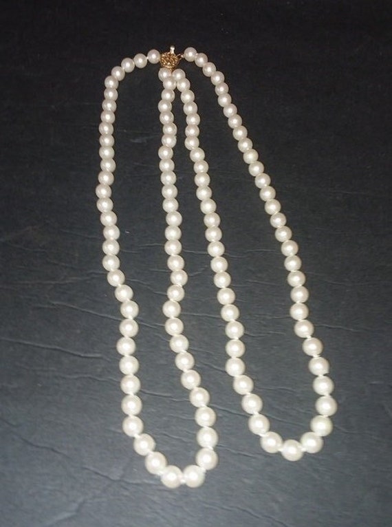 DOUBLE STRAND OF FAUX PEARLS VTG 1950’s PEARLS ON CLASP (SOUND FAMILIAR?)