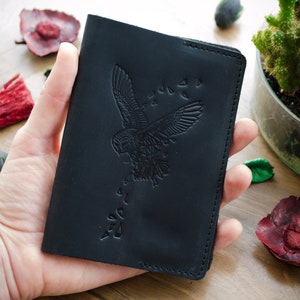 Cubierta de pasaporte personalizada despedida de soltero Regalo monograma despedida de soltero favor iniciales regalo cubierta de pasaporte Regalo de aniversario personalizado para él imagen 5