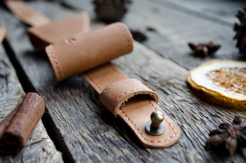 Nœud papillon pour homme, cadeau d'anniversaire pour garçons d'honneur, mariage rustique, monogramme, nœud papillon personnalisé en cuir marron, nœud papillon caramel image 4