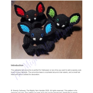 Op de afbeelding: Drie handgemaakte zwarte gehaakte vleermuis scrunchies met rode, groene en blauwe accenten. De scrunchies hebben vleermuisvleugels en kleine witte tanden. De tekst "Bat Scrunchie Crochet Pattern" staat bovenaan de afbeelding.