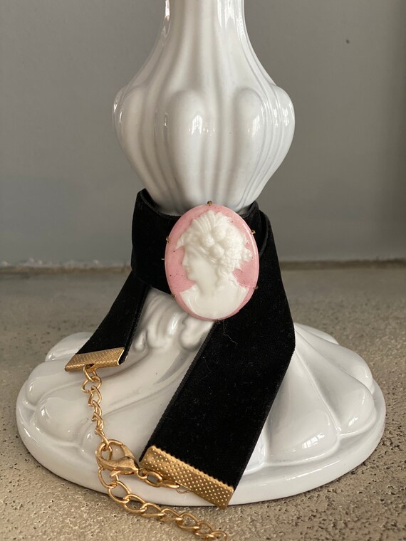 Vintage 1920’s cameo brooch with black velvet adj… - image 1