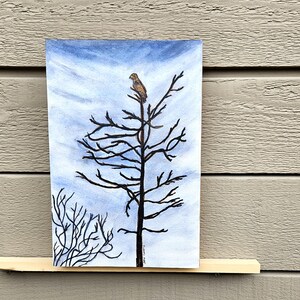 Aigle royal sur un arbre mort sur la plage de Parksville, C.-B. aquarelle originale, marouflée sur bois, 17 x 25 x 4 cm, bleu argenté et or